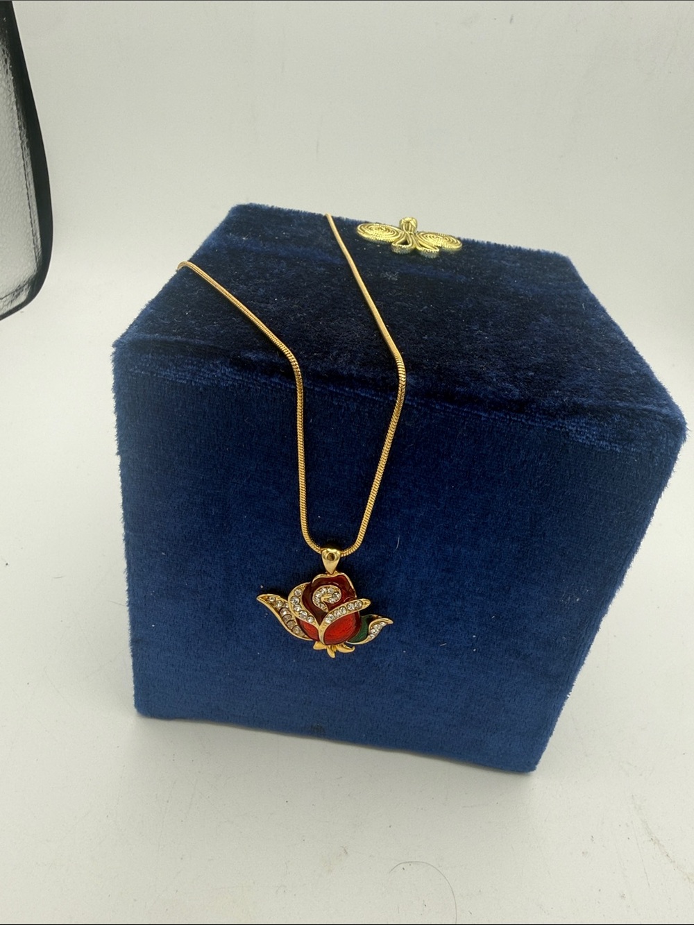 VTG Rose Flower pendant necklace green enamel with rhinestone accents